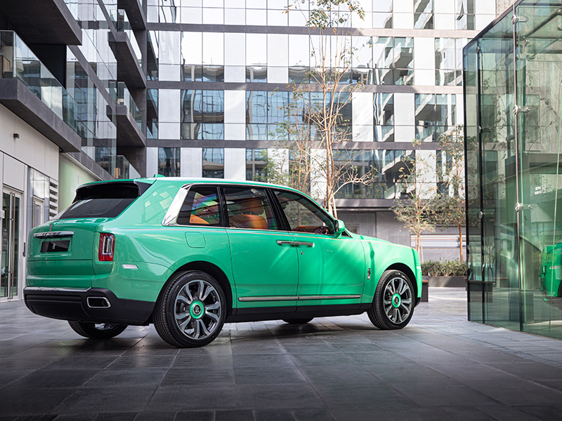 رولز-رويس كالينان تصل إلى دبي بلون أخضر فريد وجريء